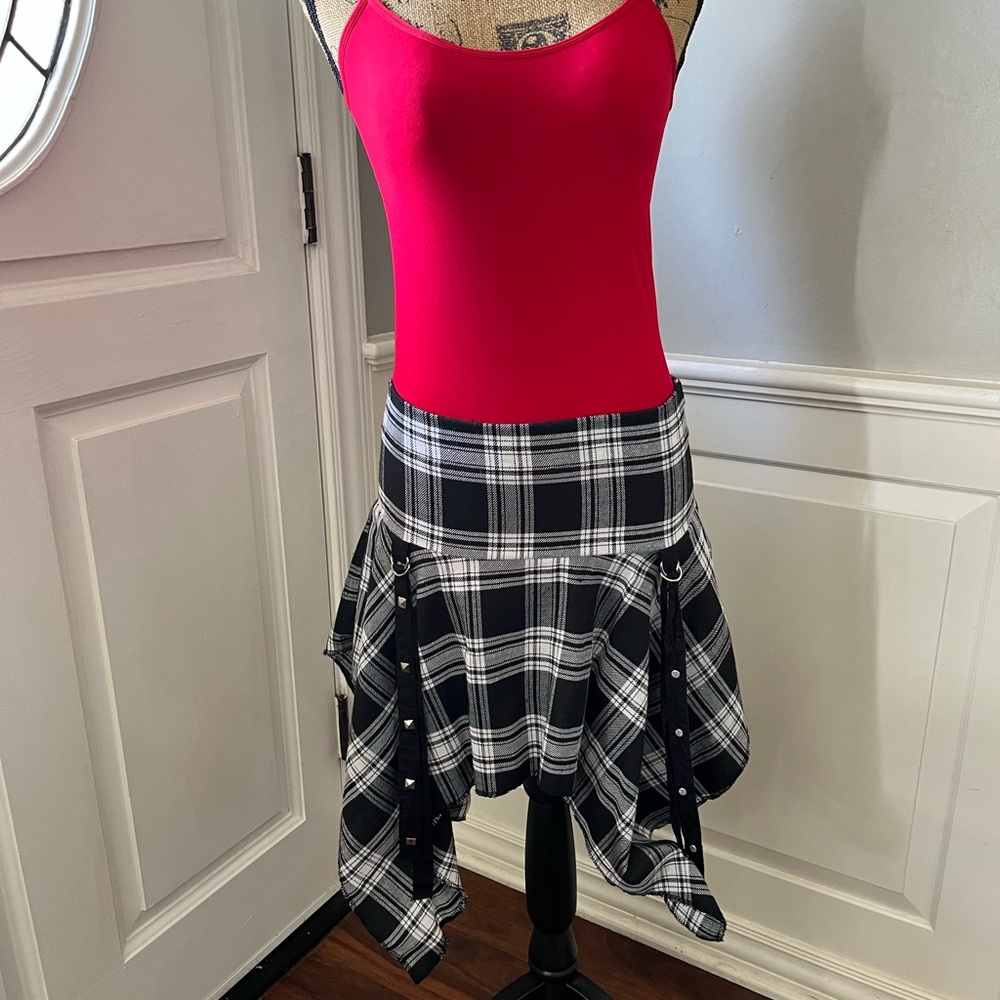 Chic Asymmetrical Plaid Skirt in Black and White